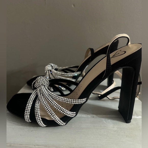 WINDSOR STRAPPY HEELS - Picture 4 of 7